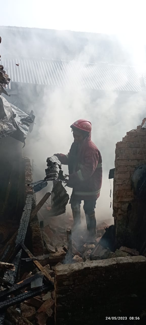 Diduga Konsleting Listrik, Satu Unit Rumah Hangus Terbakar di Leuwimekar