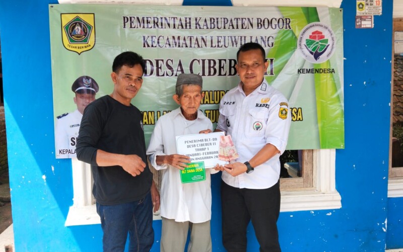 Kepala Desa Cibeber 2 Salurkan BLT- DD Dengan Datangi Warga