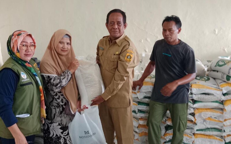 May Sumarno Kades Leuwimekar Pantau Giat Pembagian Bansos Sembako
