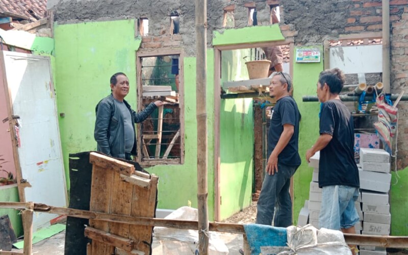 May Sumarno Kades Leuwimekar Bertanggung Jawab Rumah Warga yang Terkena Musibah Kebakaran