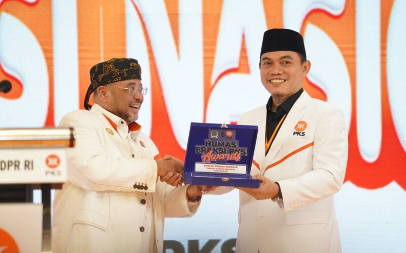 Karnain Asyhar Menerima dua Penghargaan HUMAS Fraksi PKS Award 2023