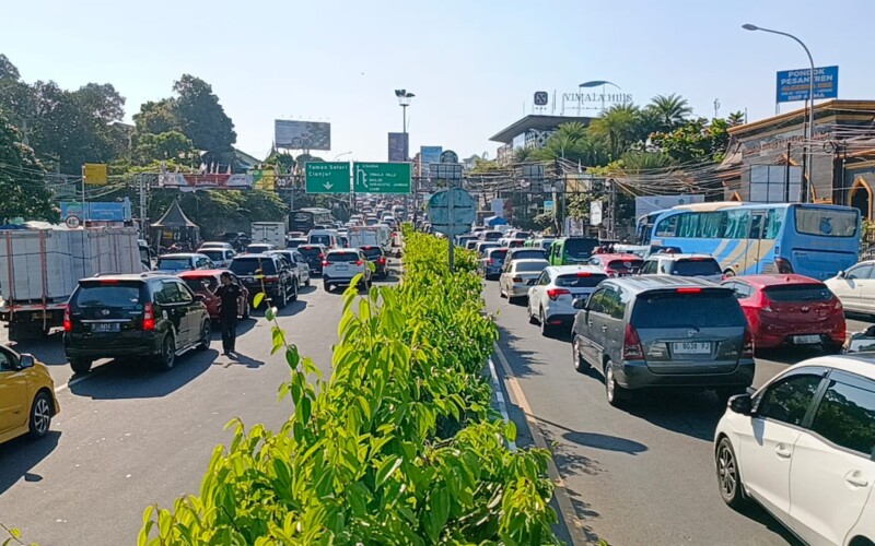 Hari Pertama Long Weekend, Kendaraan Menuju Puncak Meningkat Polisi Terapkan One Way