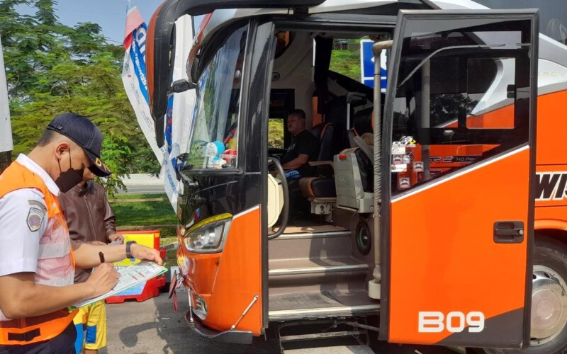 Petugas Gabungan Gelar Ramp Check di Tol Jagorawi, Puluhan Bus Diperiksa Kalaikan