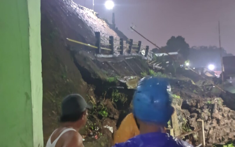TPT Setinggi 30 Meter di Bogor Longsor Timpa Rumah, Puluhan Warga Mengungsi
