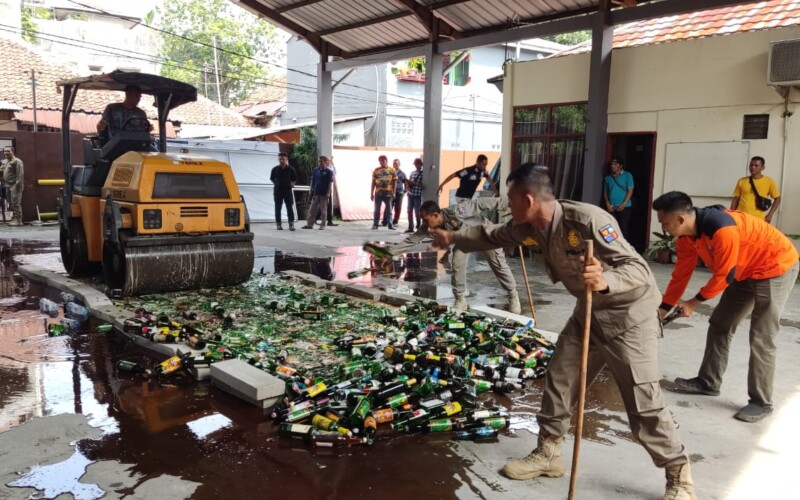 Hasil Sitaan Warung Kelontong, 1800 Miras Dimusnahkan