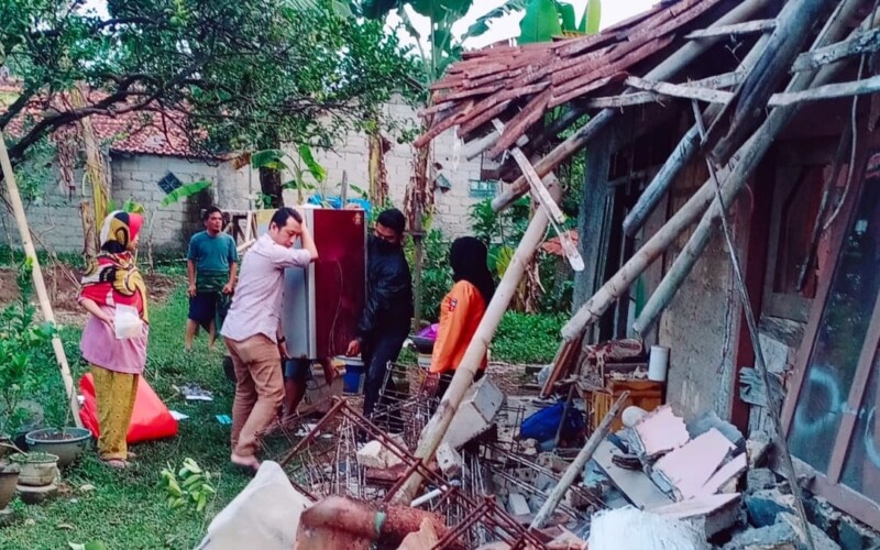 Diduga Sudah Lapuk, Rumah Milik Seorang Kakek di Cijahe Ambruk