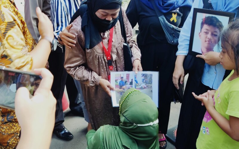Minta Maaf, Ibu Terdakwa Bersujud Dihadapan Ibu Almarhum Arya Saputra