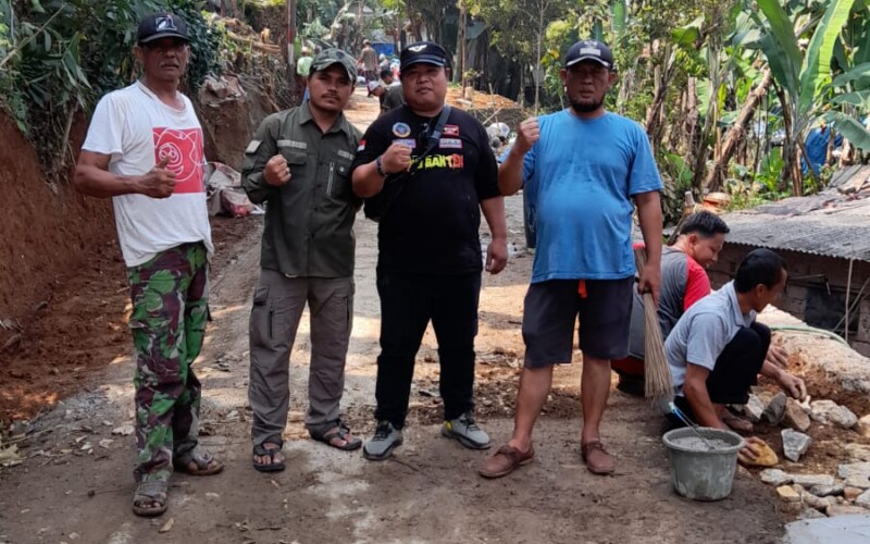 Pemdes Karyasari Serap Dana Desa Dengan Bangun TPT