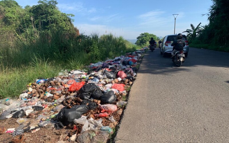 Langsung Dibersihkan, Usep Saefulloh Minta Pemkab Tindak Tegas Pembuang Sampah Sembarangan di Dapilnya
