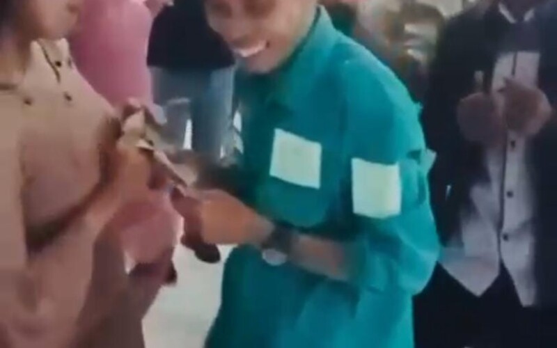 Viral Video Perangkat Desa Sawer Biduan Seksi, Kades Sukaraksa : Wajar, pening habis bimtek