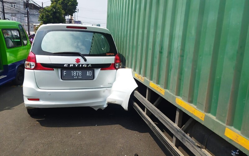 Hendak Nyalip Truk Serempet Minibus di Jalan Raya Tajur