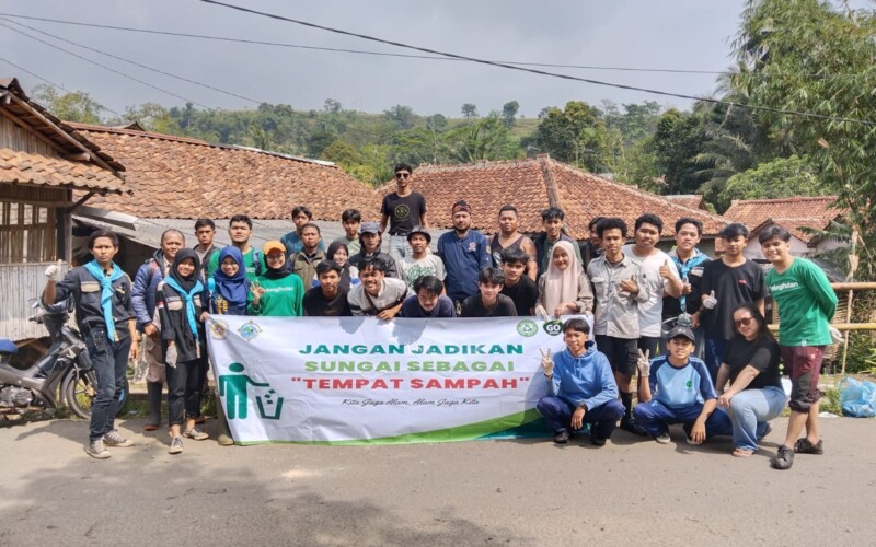 Memperingati Hari Lungkungan Hidup, FMB Membersihkan Sungai dari Sampah dan Menanam Pohon