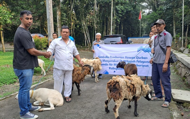Tirta Kahuripan Bagikan Hewan Kurban Untuk Masjid di Lingkungan Perusahaan