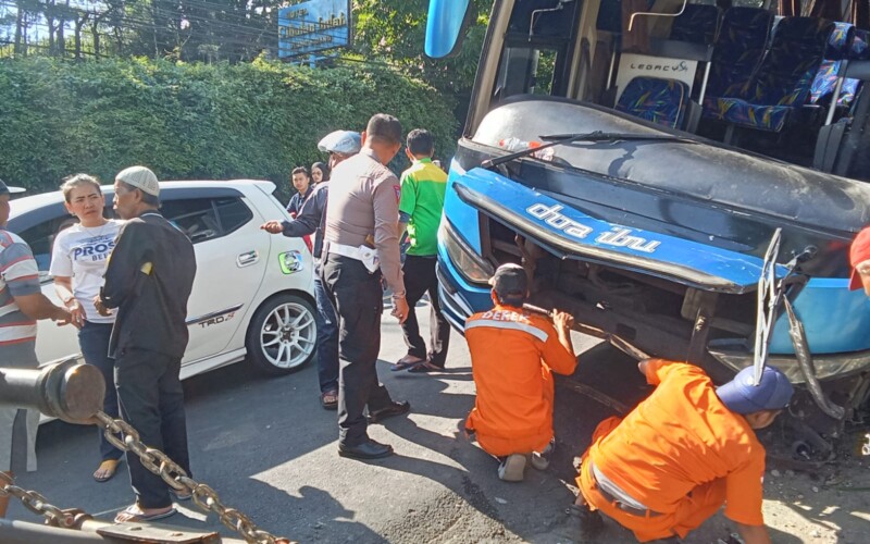 Diduga Rem Blong, Bus Jurusan Tasik Jakarta Tabrak Angkot Hingga Masuk Parit