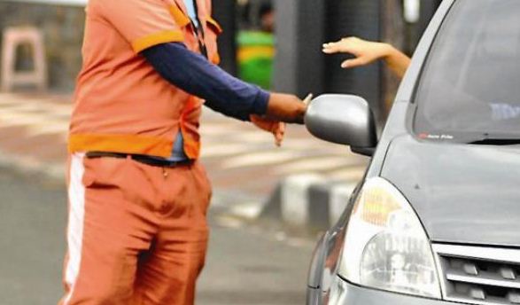 Viral Juru Parkir Ribut dengan Pengunjung Minimarket di Gunung Putri Gegara RP 400