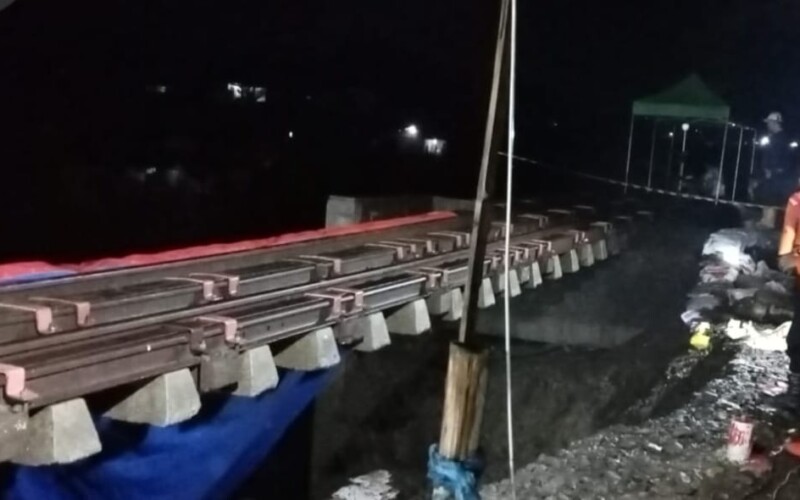 Rel Kereta Bogor-Sukabumi yang Longsor
