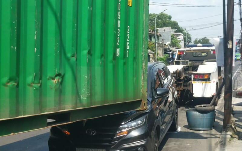 Kontainer Tersangkut di Talang Bogor, Timpa Minibus