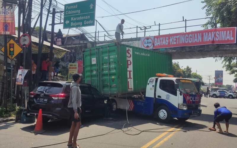 Mobil Ringsek Tertimpa Truk Kontainer Nyangkut di JPO Talang Bogor, Satu Orang Pengendara Terluka
