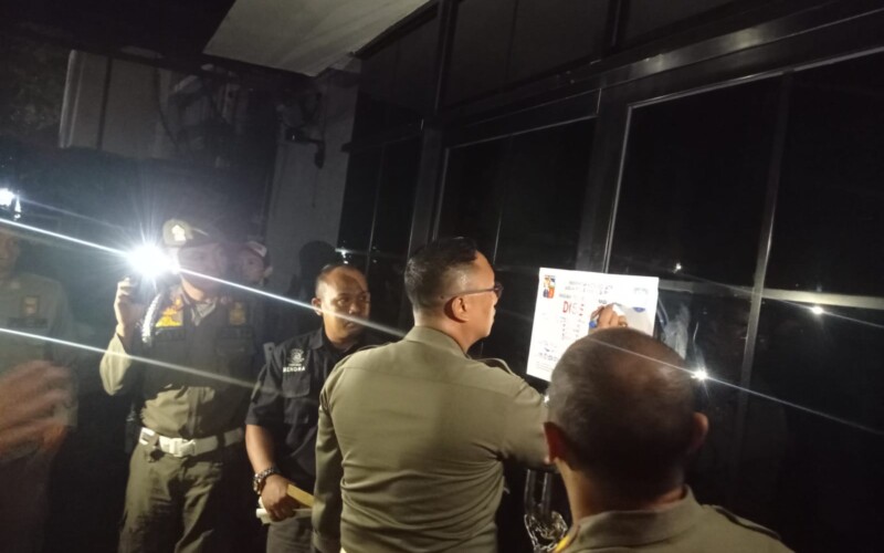 Tidak Ada Ijin, Satpol PP Kota Bogor Segel Cafe Screet Wings