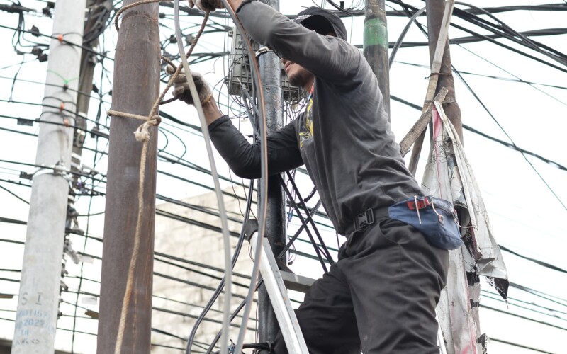 Bahayakan Pengguna Jalan, Dinas PUPR Kota Bogor Tertibkan Kabel Semrawut