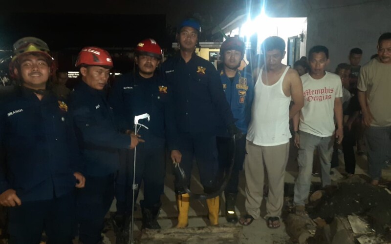 Damkar Evakuasi Ular Kobra 1,5 Meter di Cibinong