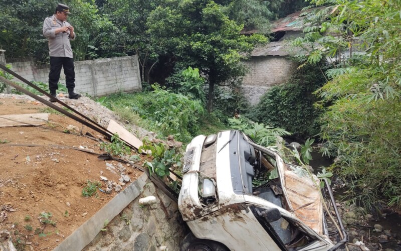 Mobil Pick Up Terjun ke sungai Berhasil Dieqvakuasi, Sopir Alami Luka Ringan