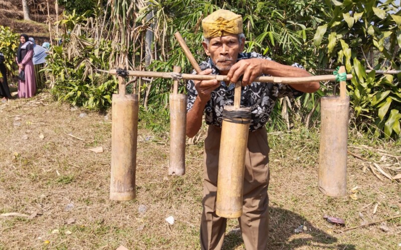 Angklung Kasepuhan Karyasari yang Hampir Punah Ikut Ramaikan Karnaval HUT RI Ke – 78.