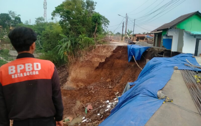 Empat Ruko Rusak dan Putus Jalan Warga di Bogor Selatan Longsor, Ini Penyebabnya
