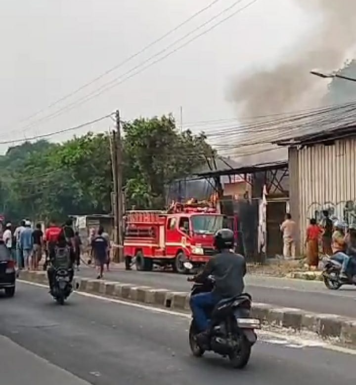 Sebuah Gudang Rongsokan di Jabon Mekar Hangus Terbakar