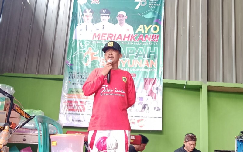 Warga Leuweungkolot Mapah Sauyunan Menuju Kantor Desa