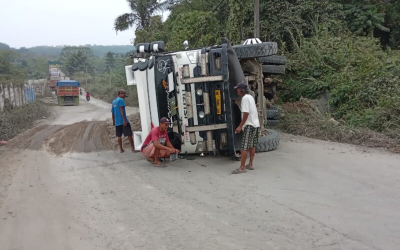 Truk Tambang Bermuatan Pasir Terbalik di Tanjakan Leuwiranji