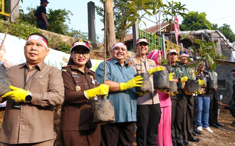 Jaga Kualitas Udara, Polri Tanam 3000 Pohon di Kota Bogor