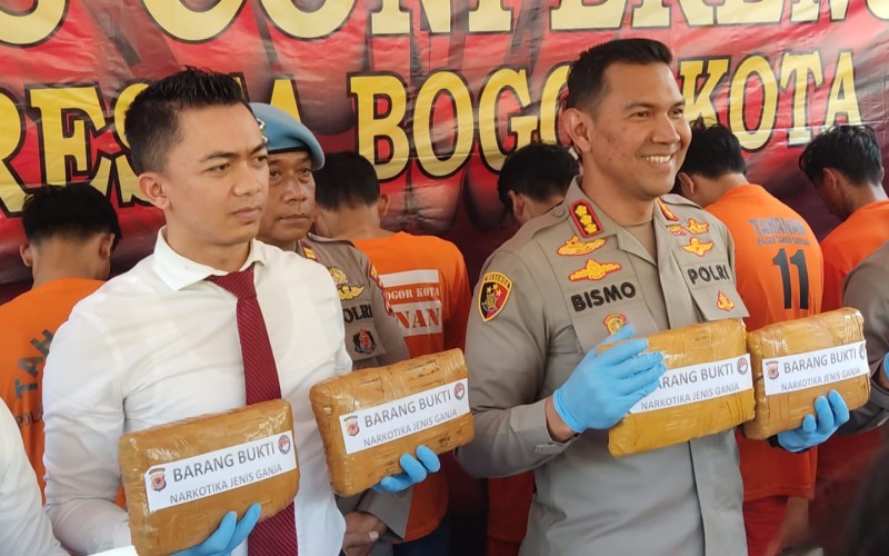 Sembunyikan Ganja Satu Karung di Sawah, Bandar Ganja Asal Bogor Diringkus Polisi