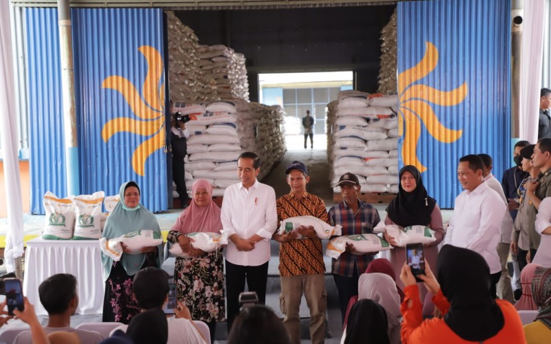 Bupati Iwan Setiawan Dampingi Presiden RI Pantau Persediaan Beras di Gudang BULOG
