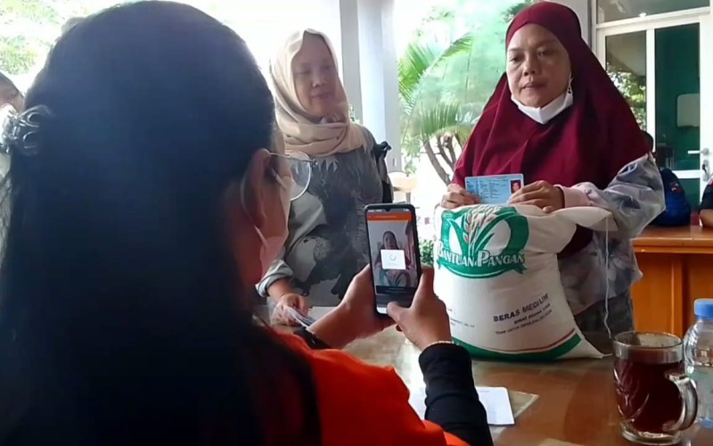 Pemerintah Salurkan Bansos Bagi Warga Bogor