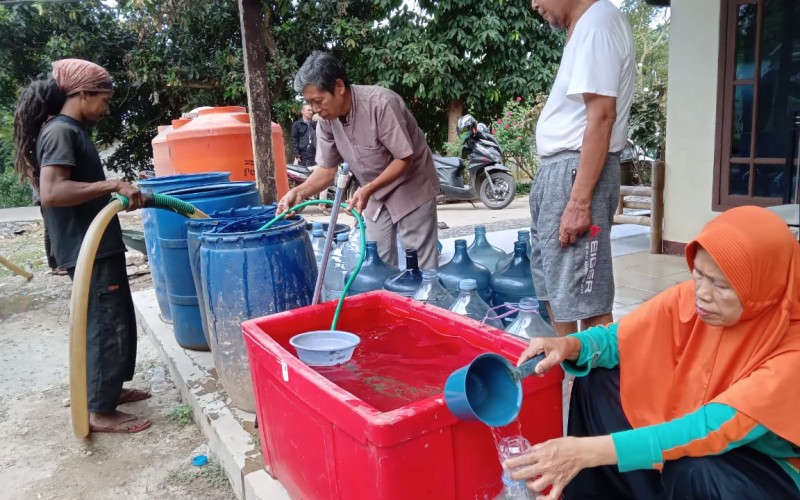 Pemdes Pengasinan Salurkan Air Bersih ke Warga yang Terdampak Bocornya SPBU ke Sumur
