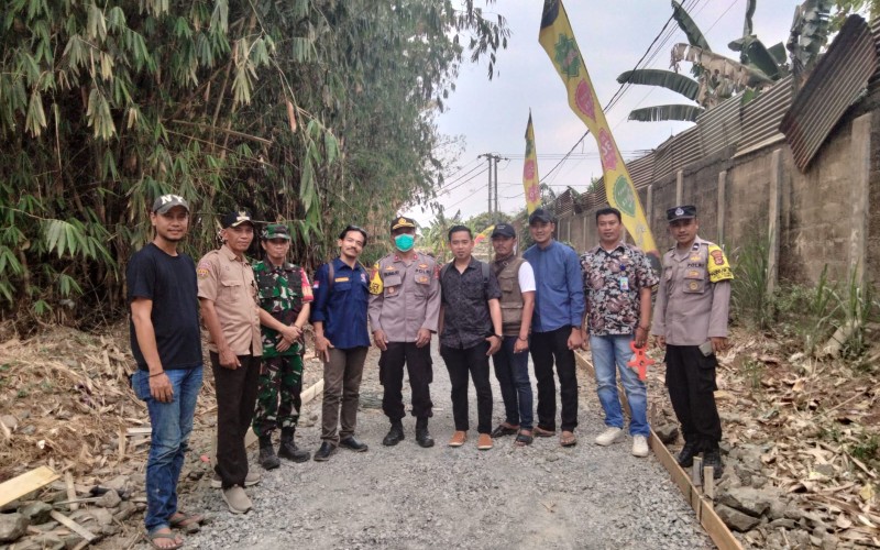 Pemdes Sukamulya Bangun Jalan Penghubung Dua Kampung