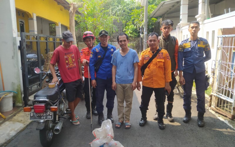 Ular Kobra 1,5 Meter Dievakuasi BPBD dan Damkar Kota Bogor