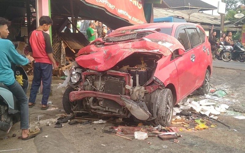 Diduga Supir Nngantuk, Mobil Sigra Tabrak Warung Hingga 7 Gerobak dan Sepeda Motor