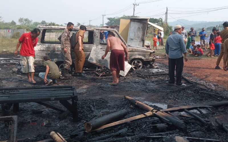Diduga Korsleting Listrik, Dua Unit Kendaraan dan Fasilitas Lain Milik Kades Terbakar