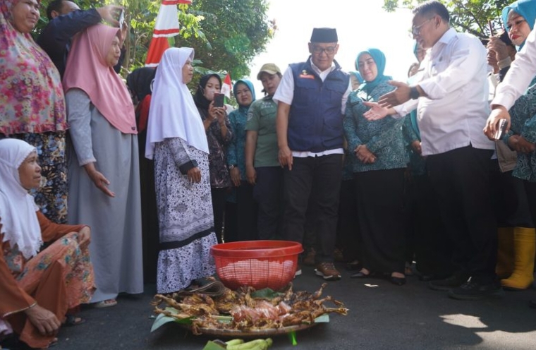 Ratusan Ayam Bakakak Terpanjang Sambut Bupati Bogor di Desa Karyasari
