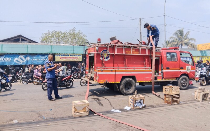 Petugas Damkar Masih Terus Mencoba Memadamkan Api di Pasar Tohaga Leuwiliang