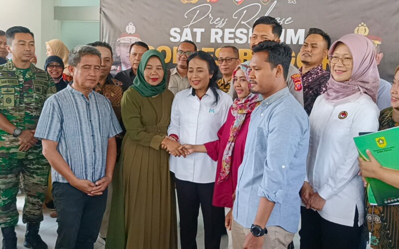 Polisi Resmi Serahkan Bayi Tertukar ke Orangtua Masing-Masing