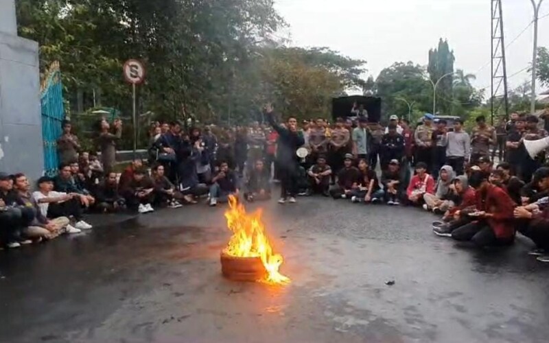 BEM Se-Bogor Dobrak Gerbang Tegar Beriman, Tuntut Iwan Setiawan Serius Lakukan Ini