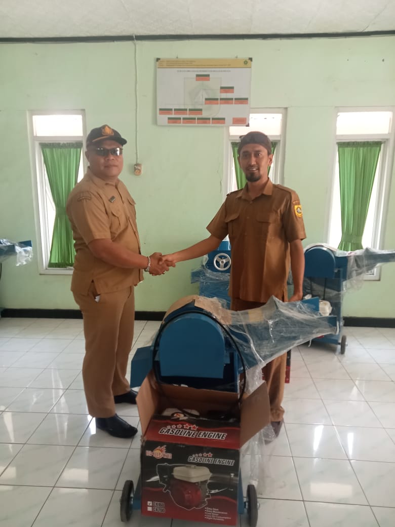 Pemerintah Desa Sukamulya Bagikan Mesin Cacah