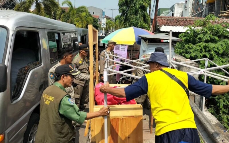 Tim Tangkas Tertibkan 42 Lapak PKL di Sejumlah Titik di Kota Bogor