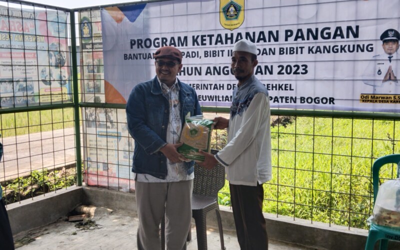 Desa Karehkel Berikan Bantuan Program Ketahanan Pangan Bibit Ikan, Padi dan Kangkung