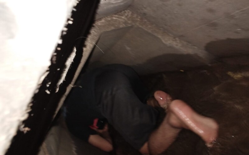 Damkar Kota Bogor Turun Tangan Ambil Handphone Warga Terjatuh Kedalam Gorong-Gorong