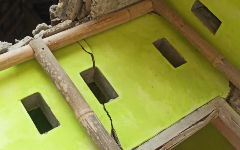 Khawatir Rumah Roboh, Satu Keluarga Terpaksa Harus Dievakuasi ke Mushola