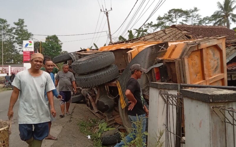 Diduga Tak Kuat Nanjak, Truk Bermuatan Tambang Terguling dan Timpa Rumah di Rumpin